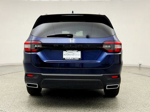 Used 2025 Honda Pilot Sport image 6