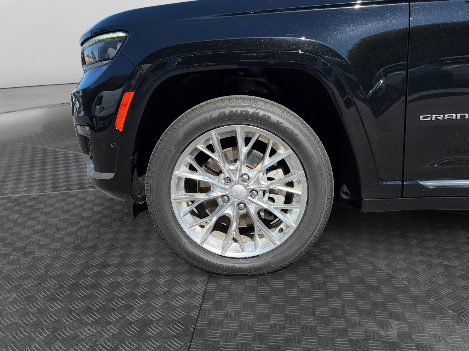 Used 2021 Jeep Grand Cherokee L Summit w/ Advanced Protech Group IV AWD/4WD image 16