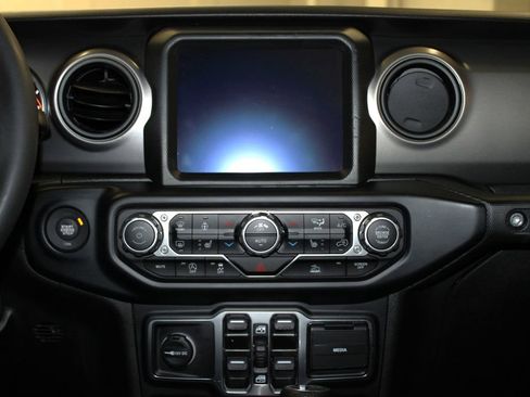 Used 2023 Jeep Gladiator Willys image 14