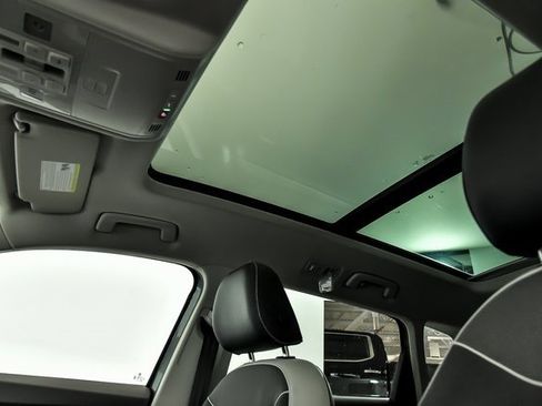 Certified 2025 Volkswagen Taos SE w/ Panoramic Sunroof Package image 8