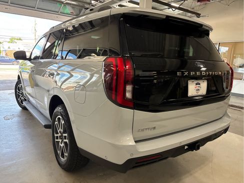 Used 2025 Ford Expedition Active AWD/4WD image 5