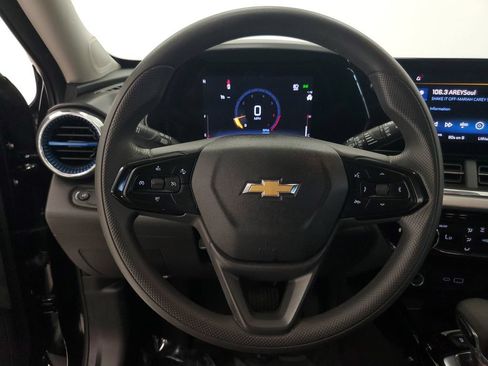 Used 2025 Chevrolet Trax LT FWD image 15