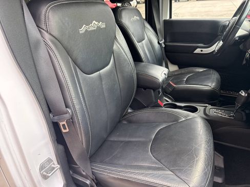 Used 2014 Jeep Wrangler Unlimited Sahara AWD/4WD image 17