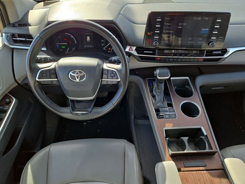 Used 2021 Toyota Sienna XLE image 14