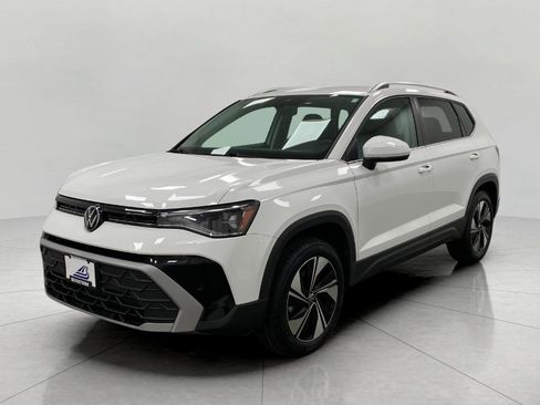 Used 2025 Volkswagen Taos SE AWD/4WD image 9