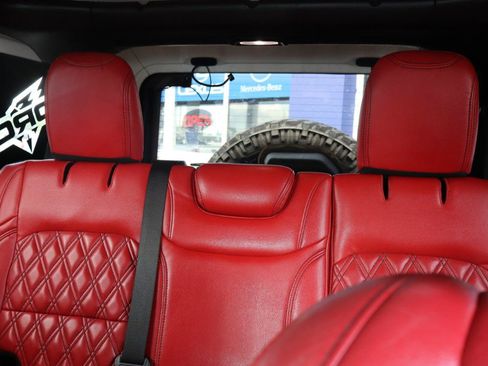 Used 2018 Jeep Wrangler Unlimited Sahara w/ Uconnect 4C Nav & Sound Group AWD/4WD image 18