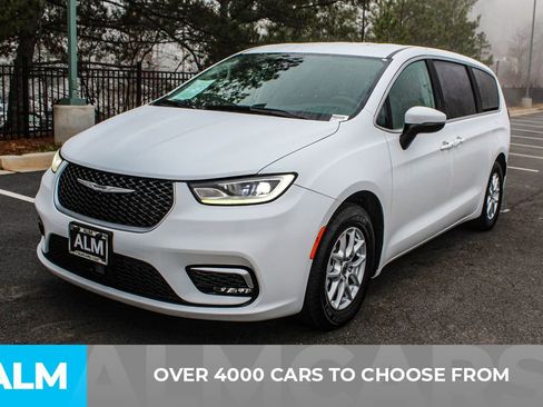 Used 2023 Chrysler Pacifica Touring-L image 3