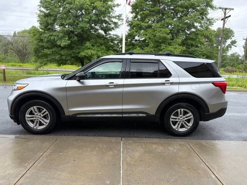 Used 2023 Ford Explorer XLT AWD/4WD image 4