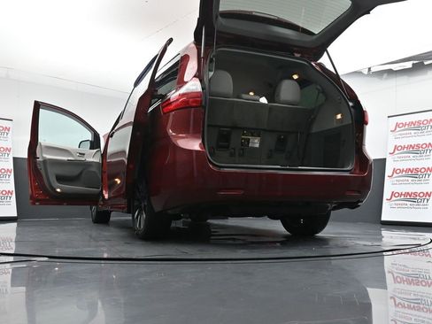 Used 2018 Toyota Sienna XLE image 30