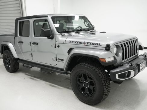 Used 2021 Jeep Gladiator Sport image 3