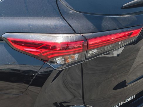 Used 2021 Toyota Highlander XLE FWD image 11