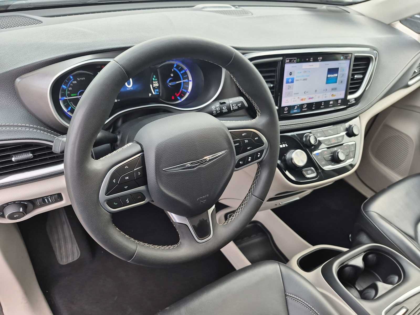 Used 2024 Chrysler Pacifica Limited FWD image 2