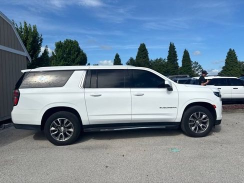 Used 2021 Chevrolet Suburban LT w/ LT Signature Package RWD image 4