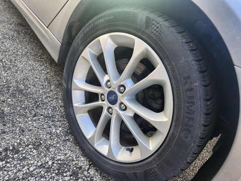 Used 2020 Ford Fusion SE image 3