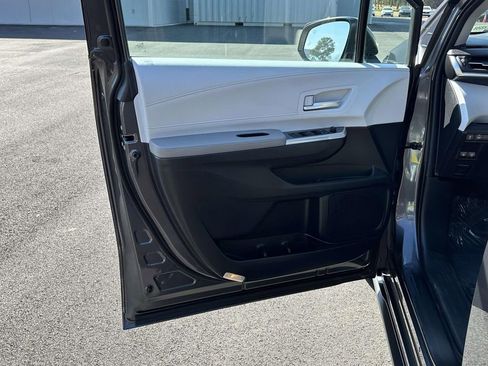 Used 2025 Toyota Sienna XLE image 5