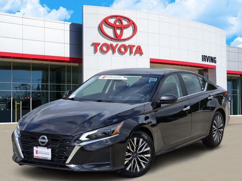 Used 2024 Nissan Altima 2.5 SV FWD image 1
