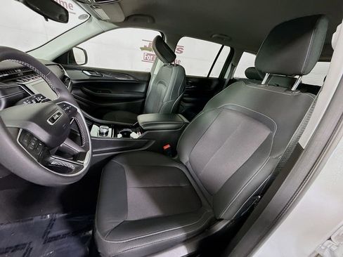 Used 2023 Jeep Grand Cherokee Laredo AWD/4WD image 25