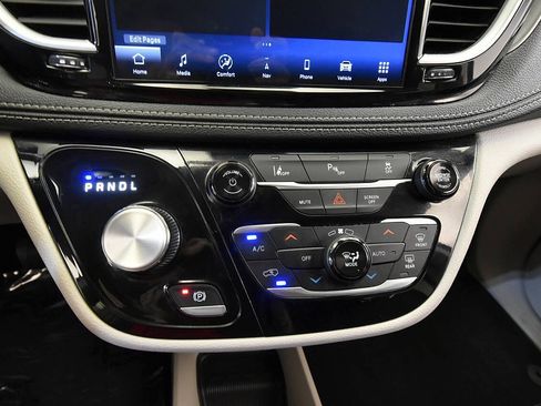Used 2024 Chrysler Pacifica Limited FWD image 27