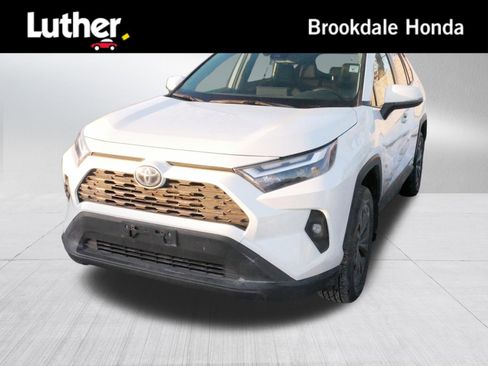 Used 2018 Toyota RAV4 LE image 1