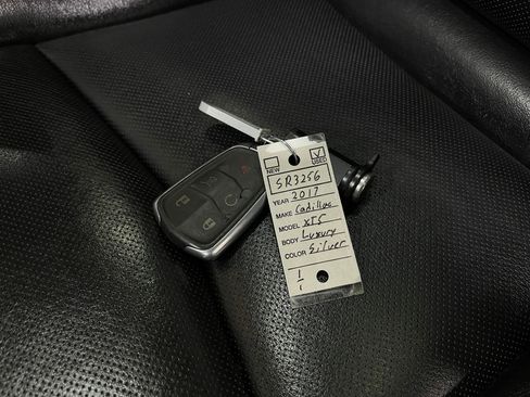 Used 2017 Cadillac XT5 Luxury image 36