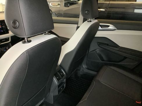 Used 2025 Volkswagen Taos SE AWD/4WD image 19