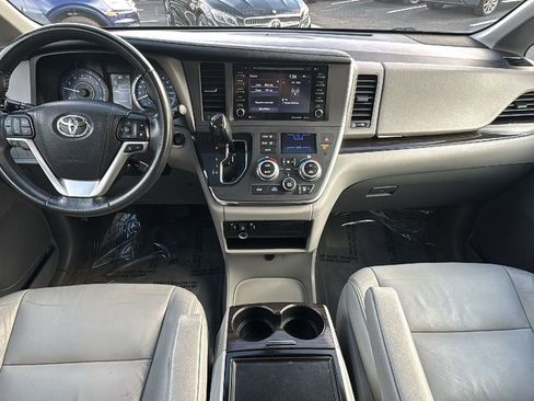 Used 2018 Toyota Sienna XLE image 17
