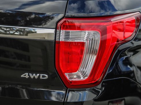 Used 2019 Ford Explorer XLT image 6