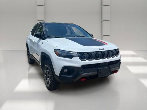 Used 2025 Jeep Compass Trailhawk AWD/4WD image 2