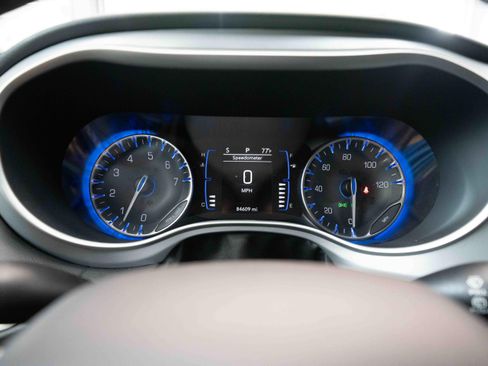 Used 2020 Chrysler Pacifica Touring w/ S Appearance Package FWD image 16