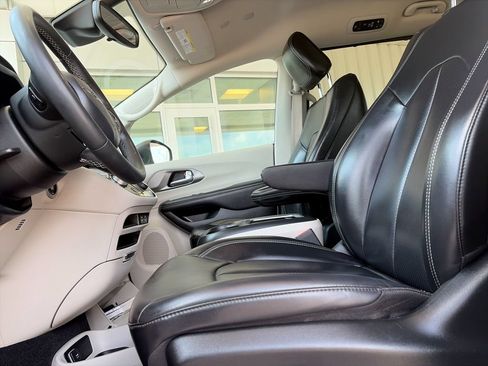 Used 2023 Chrysler Pacifica Touring-L FWD image 20