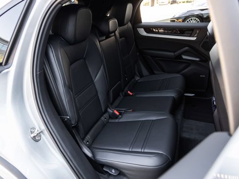 Certified 2026 Porsche Cayenne E-Hybrid Coupe AWD/4WD image 41