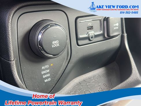 Used 2017 Jeep Renegade Latitude w/ Popular Equipment Group AWD/4WD image 34
