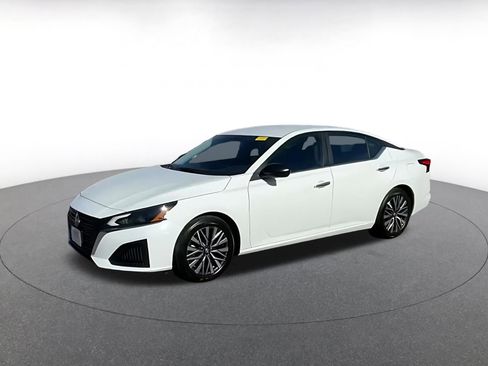 Used 2025 Nissan Altima 2.5 SV image 8