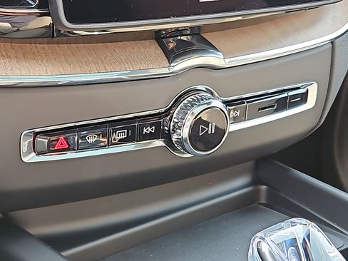 New 2026 Volvo XC60 B5 Plus w/ Protection Package Premier AWD/4WD image 14