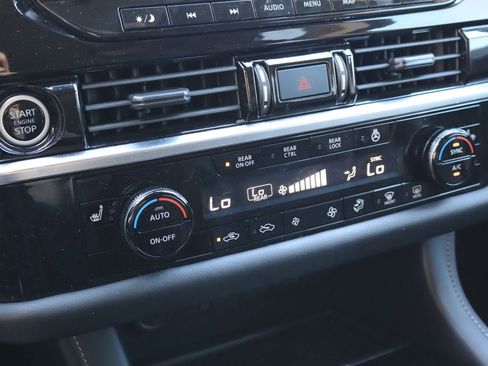 Used 2024 Nissan Pathfinder SL w/ SL Premium Package FWD image 26