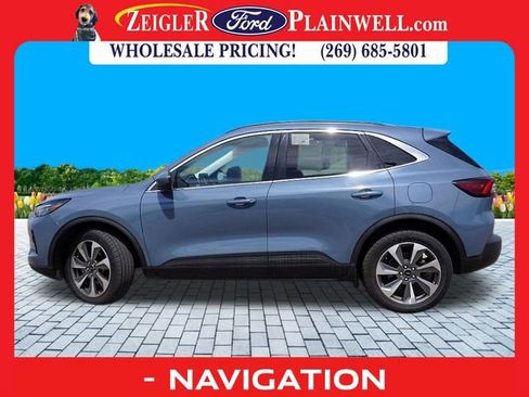 Used 2023 Ford Escape Platinum image 2