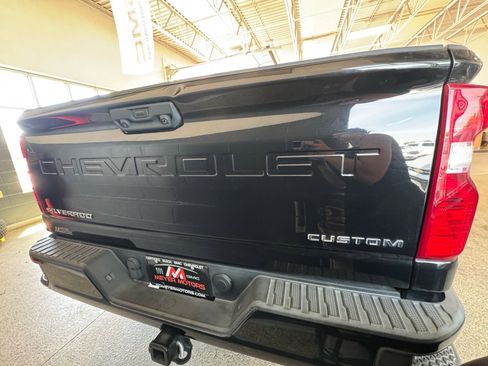 Used 2022 Chevrolet Silverado 2500 Custom w/ Custom Value Package AWD/4WD image 6