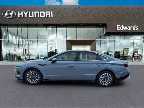 New 2025 Hyundai Sonata Limited image 3