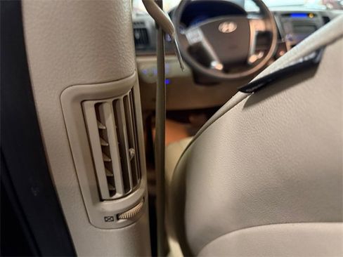 Used 2012 Hyundai Veracruz Limited w/ Entertainment Pkg image 26