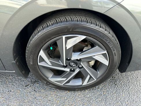 Used 2024 Hyundai Elantra Limited image 25