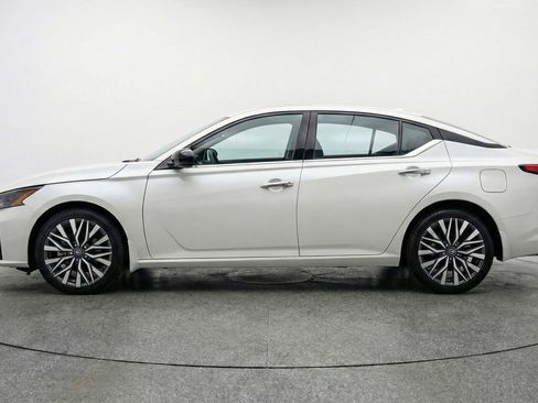 Used 2025 Nissan Altima 2.5 SV image 5