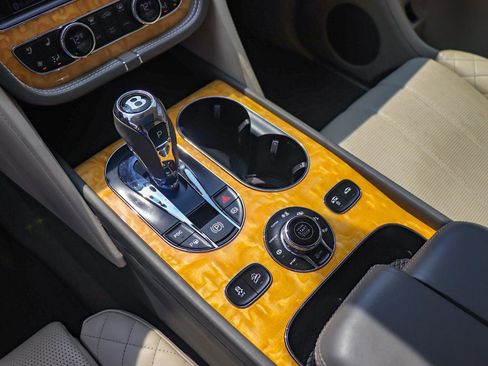 Used 2017 Bentley Bentayga image 20