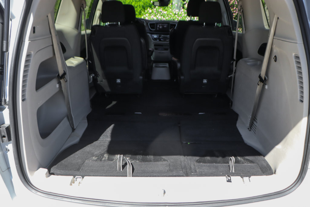 Used 2023 Chrysler Voyager LX FWD image 9