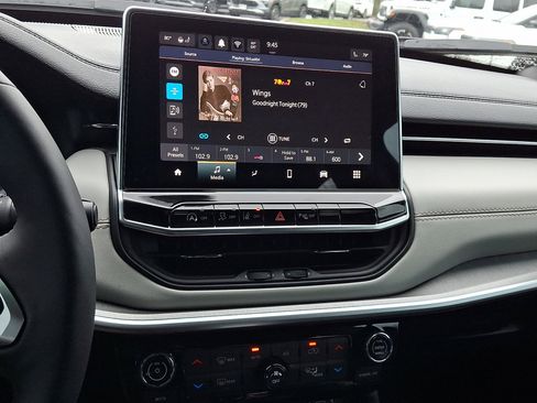 Used 2025 Jeep Compass Limited image 28