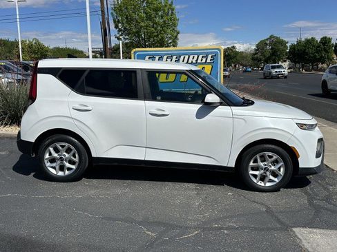 Used 2021 Kia Soul S FWD image 2