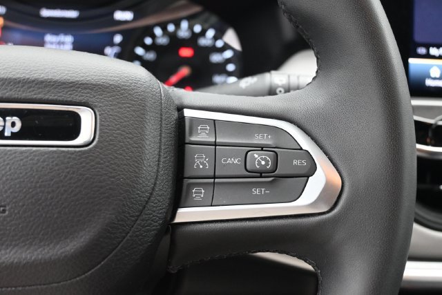 Used 2025 Jeep Compass Limited AWD/4WD image 19
