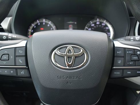 Used 2021 Toyota Highlander L AWD/4WD image 11