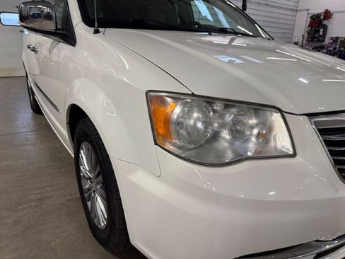 Used 2013 Chrysler Town & Country Touring-L w/ Driver Convenience Group image 3