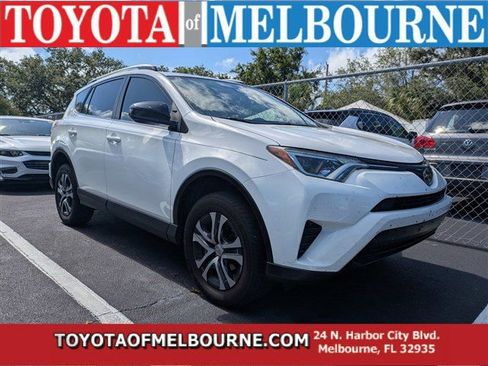 Used 2018 Toyota RAV4 LE FWD image 1
