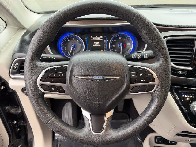 Used 2017 Chrysler Pacifica Touring Plus w/ Tire & Wheel Group FWD image 28